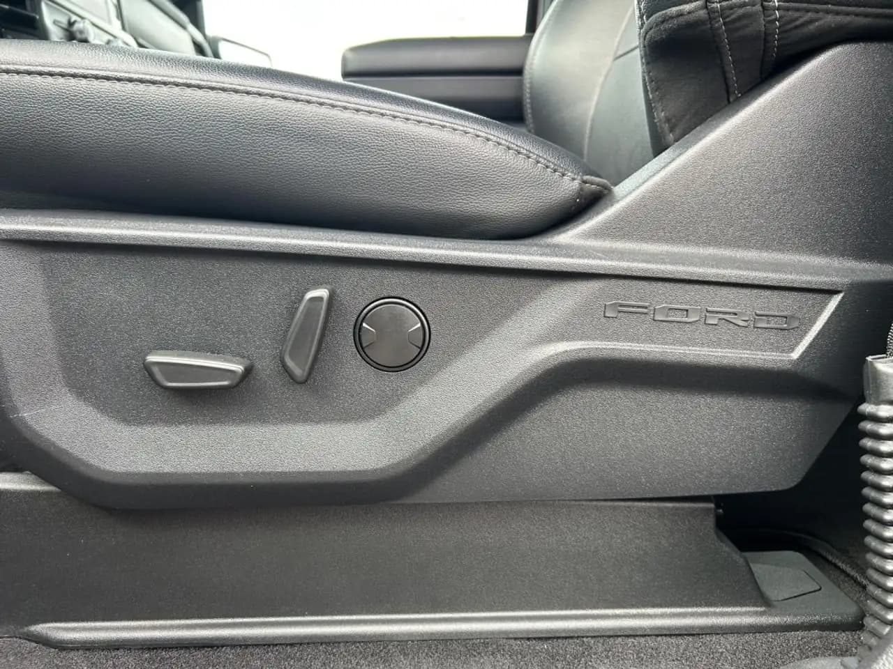 Ford F-150 - Image 26