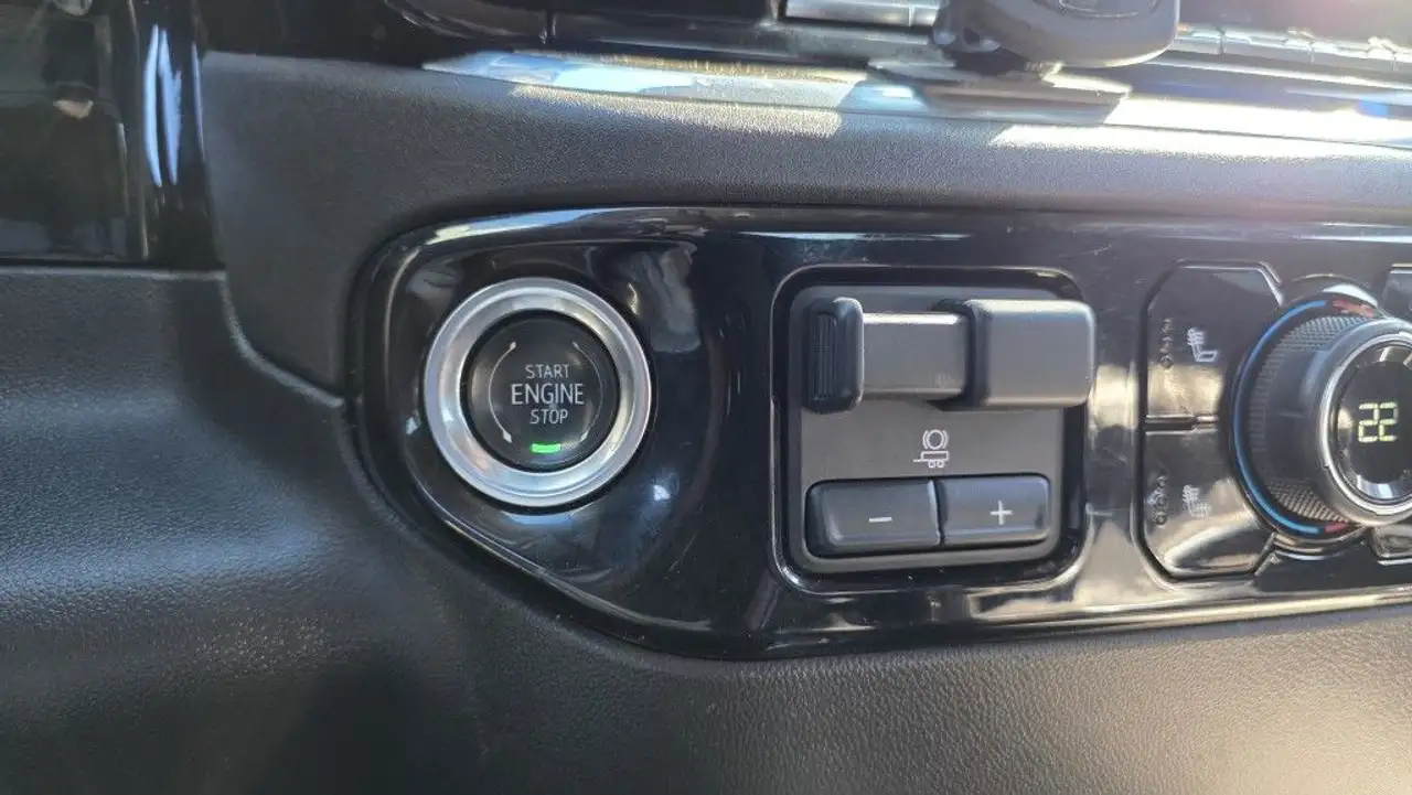 Chevrolet Silverado 1500 - Image 30