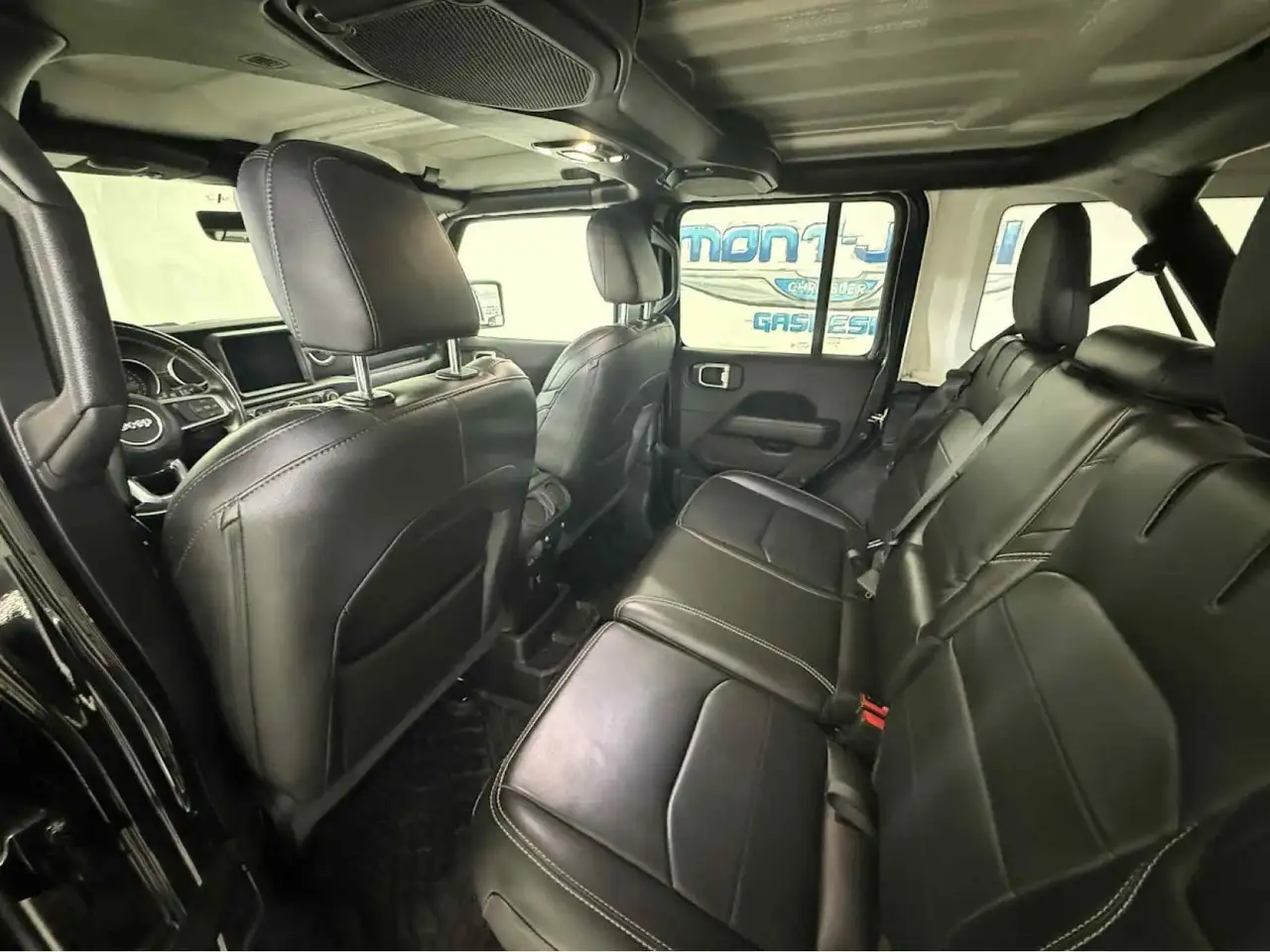 Jeep Wrangler - Image 14