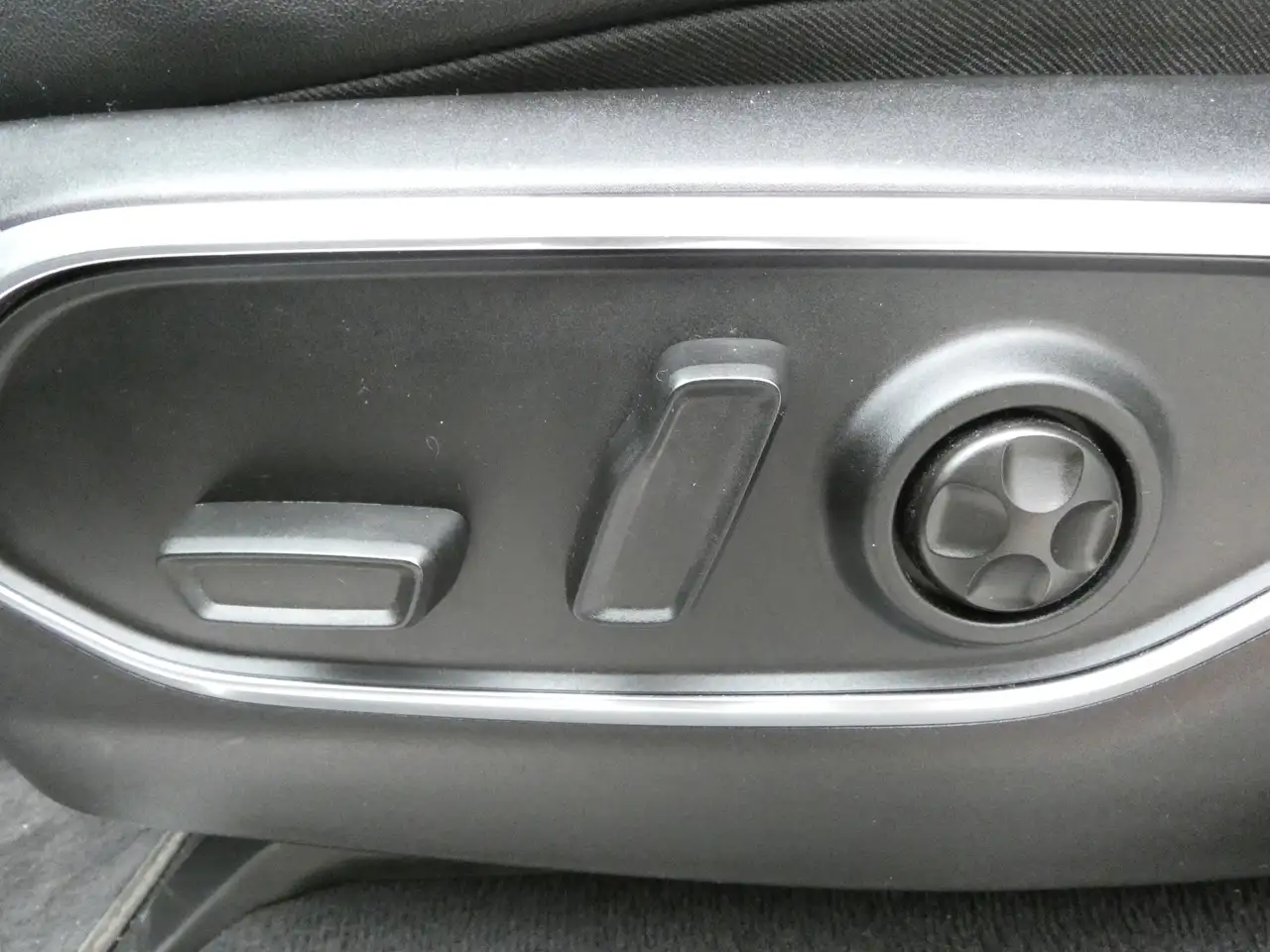 Jeep Wagoneer - Image 19