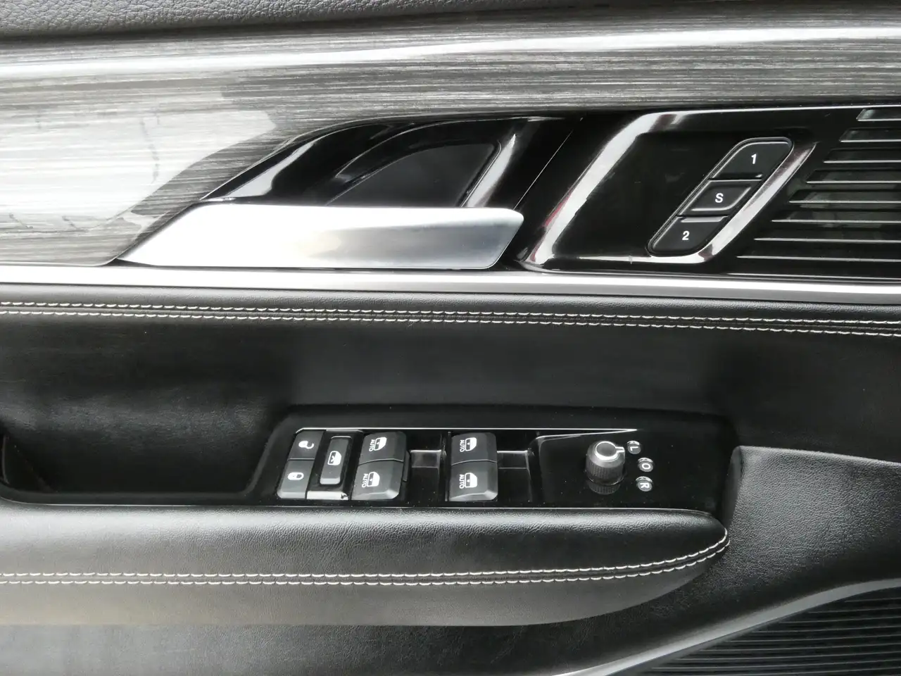 Jeep Wagoneer - Image 18
