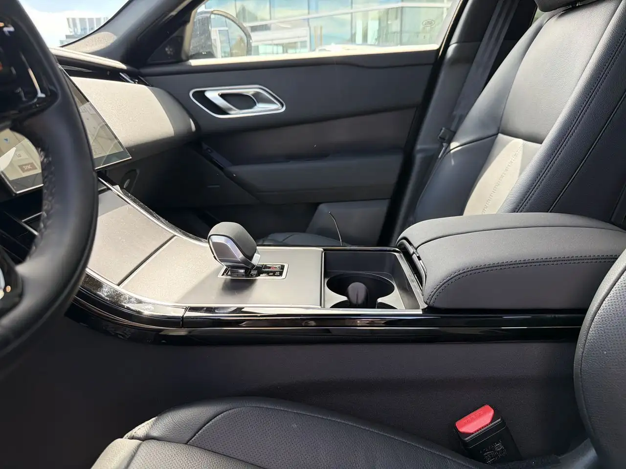 Land Rover Range Rover Velar - Image 18