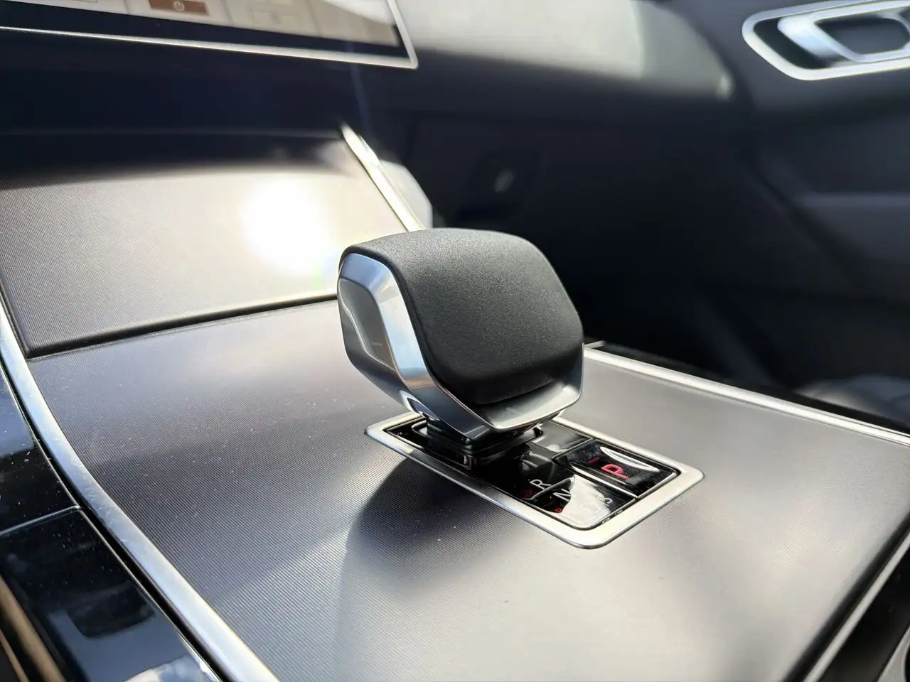 Land Rover Range Rover Velar - Image 17