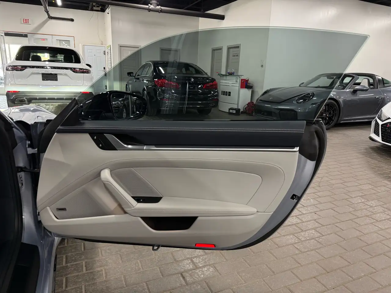 Porsche 911 - Image 32