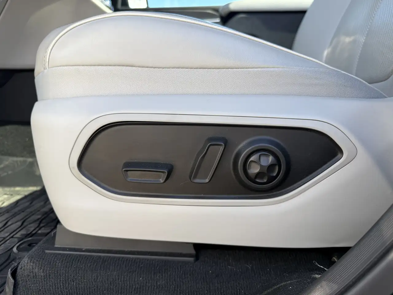 Jeep Grand Cherokee - Image 17