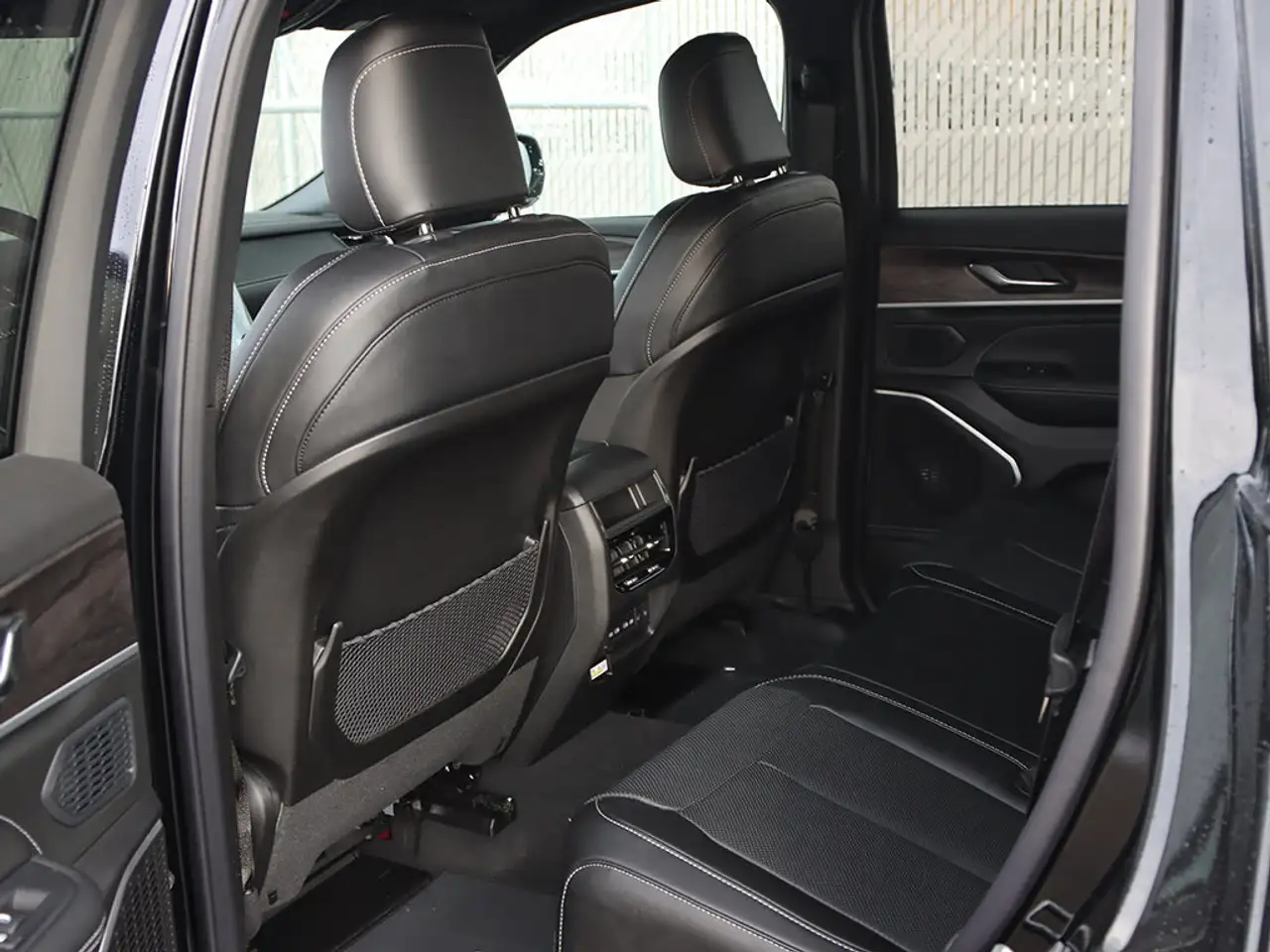 Jeep Grand Cherokee - Image 22