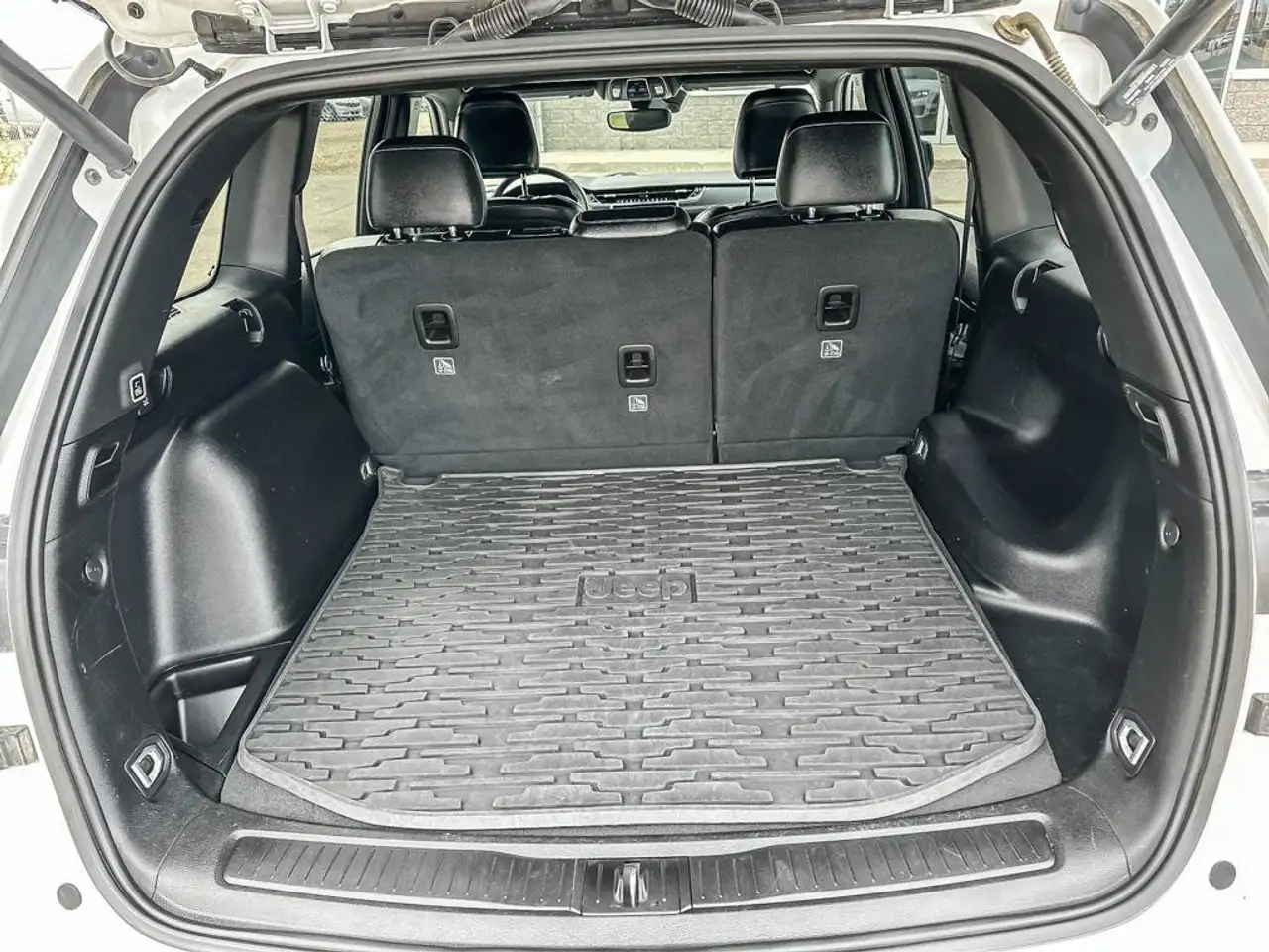 Jeep Grand Cherokee - Image 12