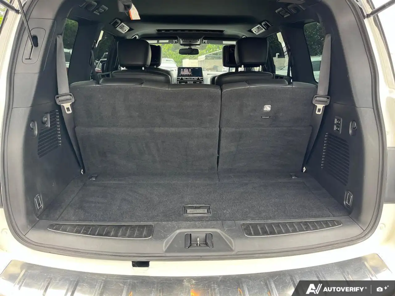 Infiniti QX80 - Image 12
