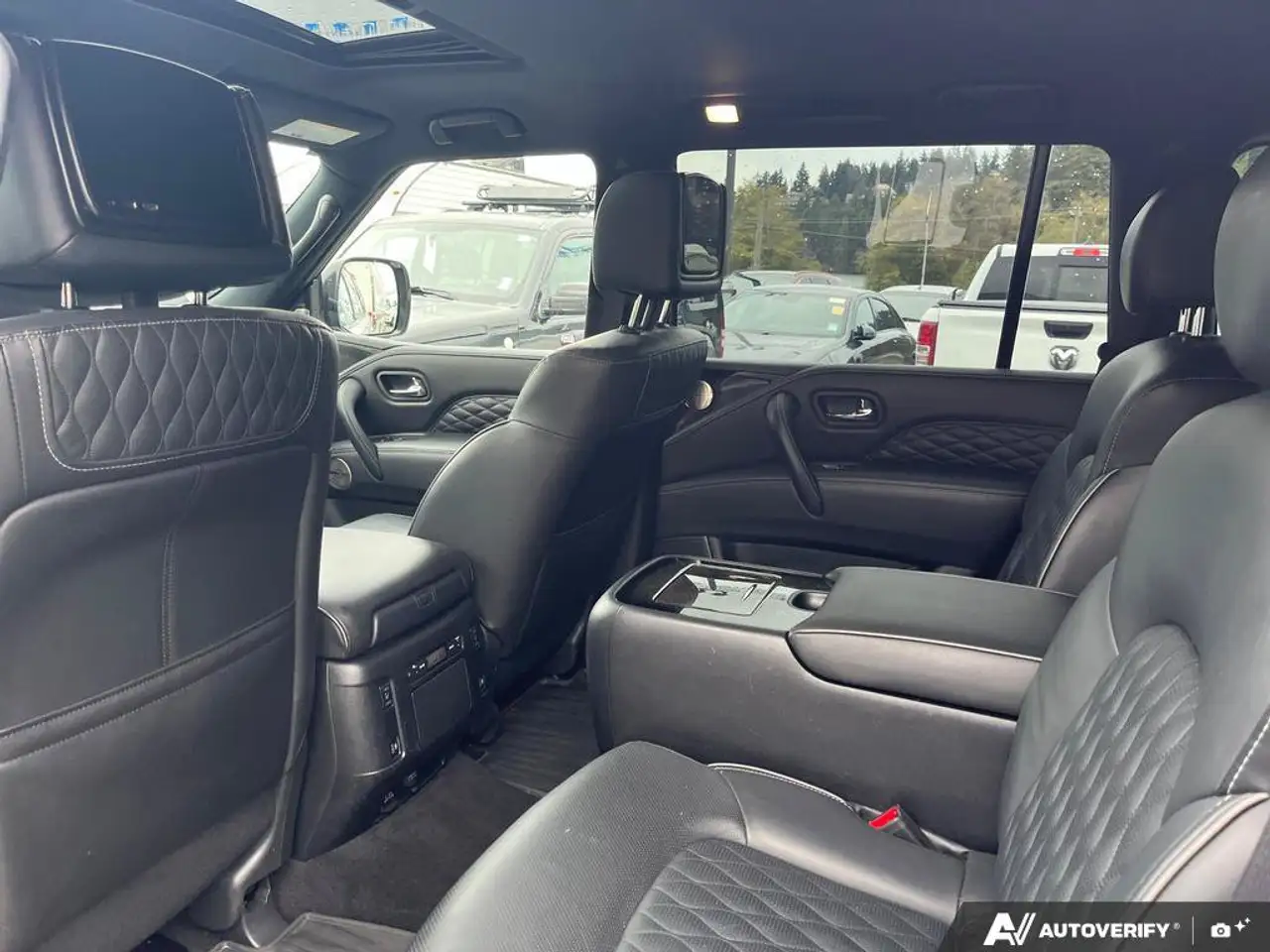 Infiniti QX80 - Image 23
