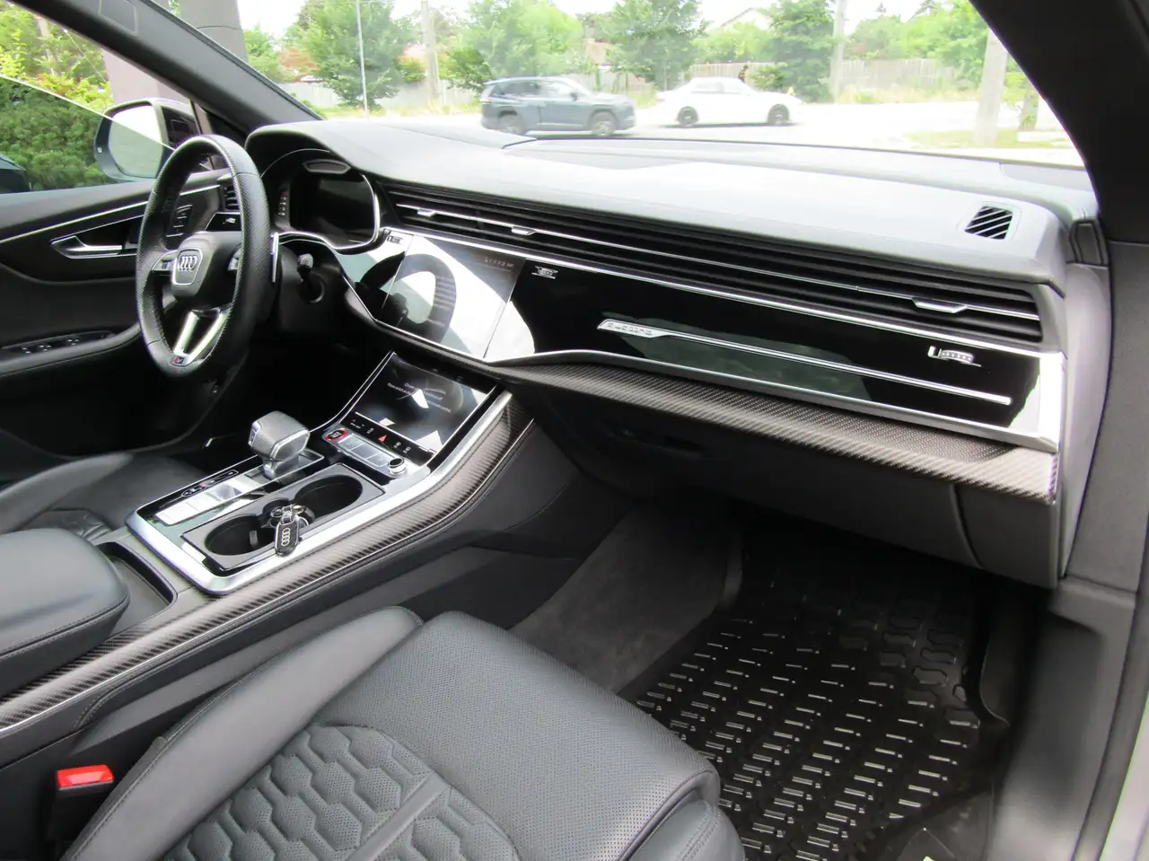 Audi RS Q8 - Image 11