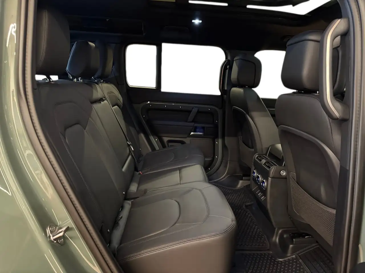 Land Rover Defender - Image 30