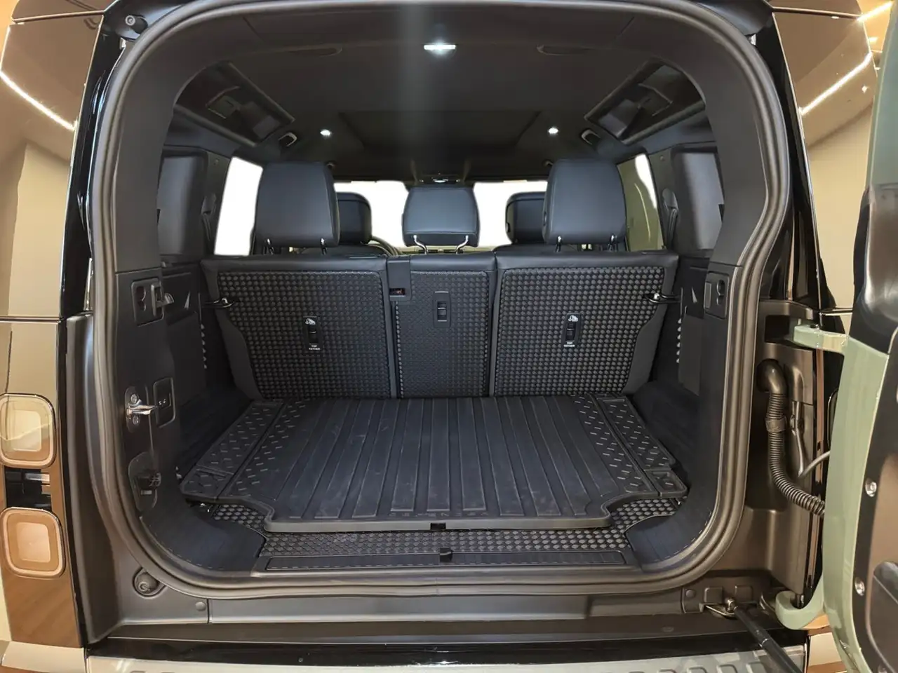 Land Rover Defender - Image 21