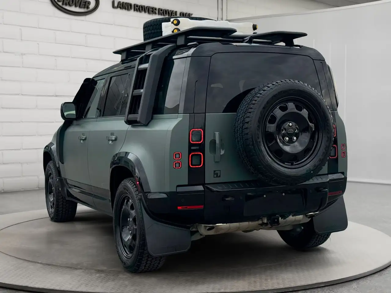 Land Rover Defender - Image 7