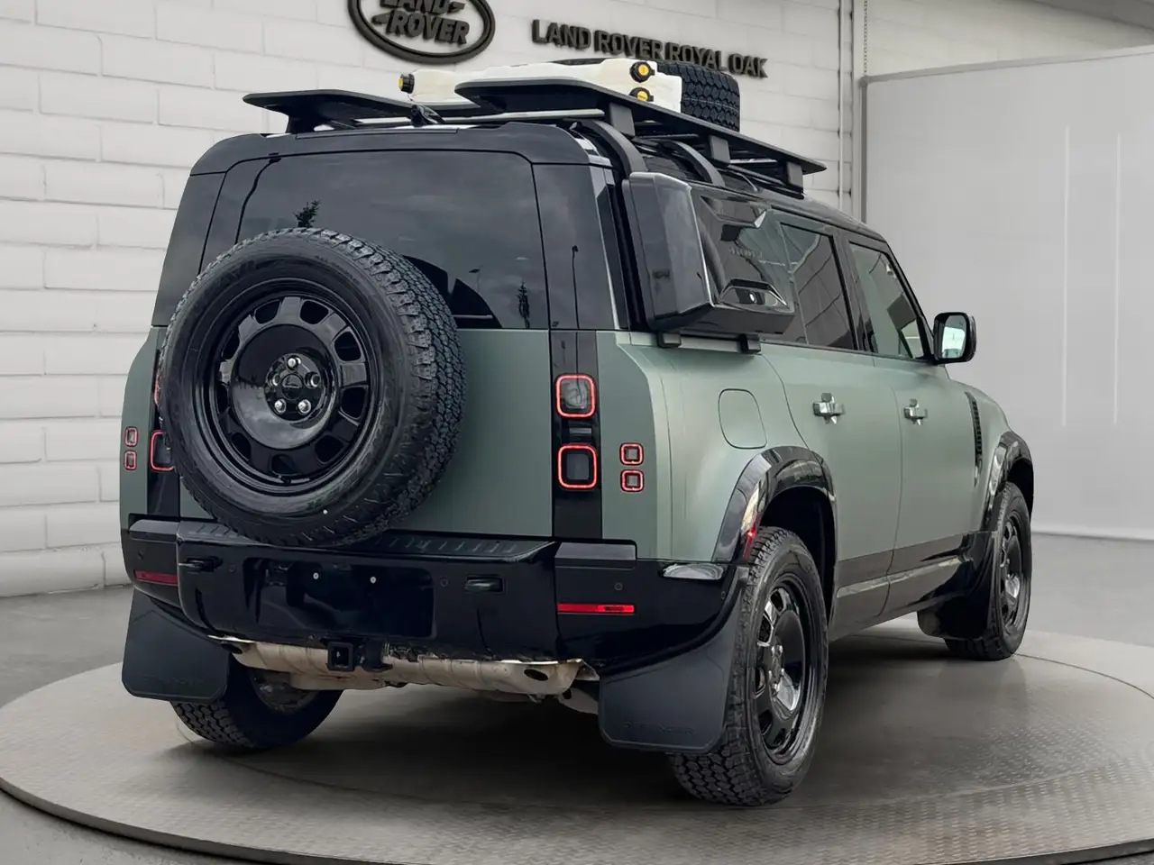 Land Rover Defender - Image 5