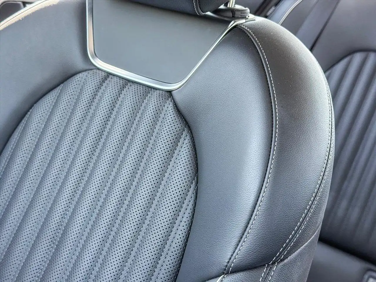 Genesis G70 - Image 25