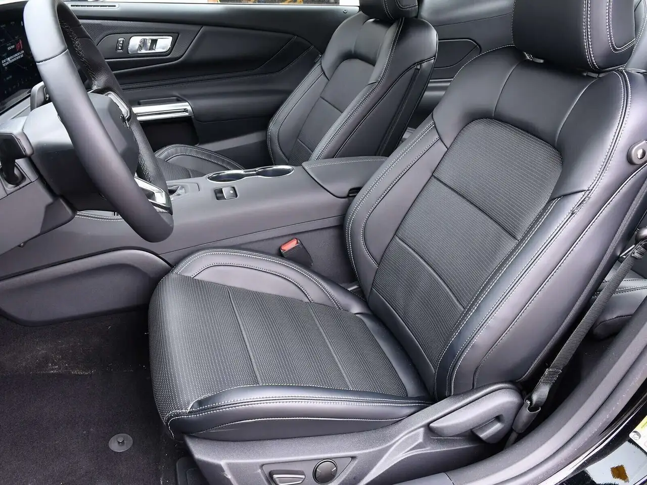 Ford Mustang - Image 10