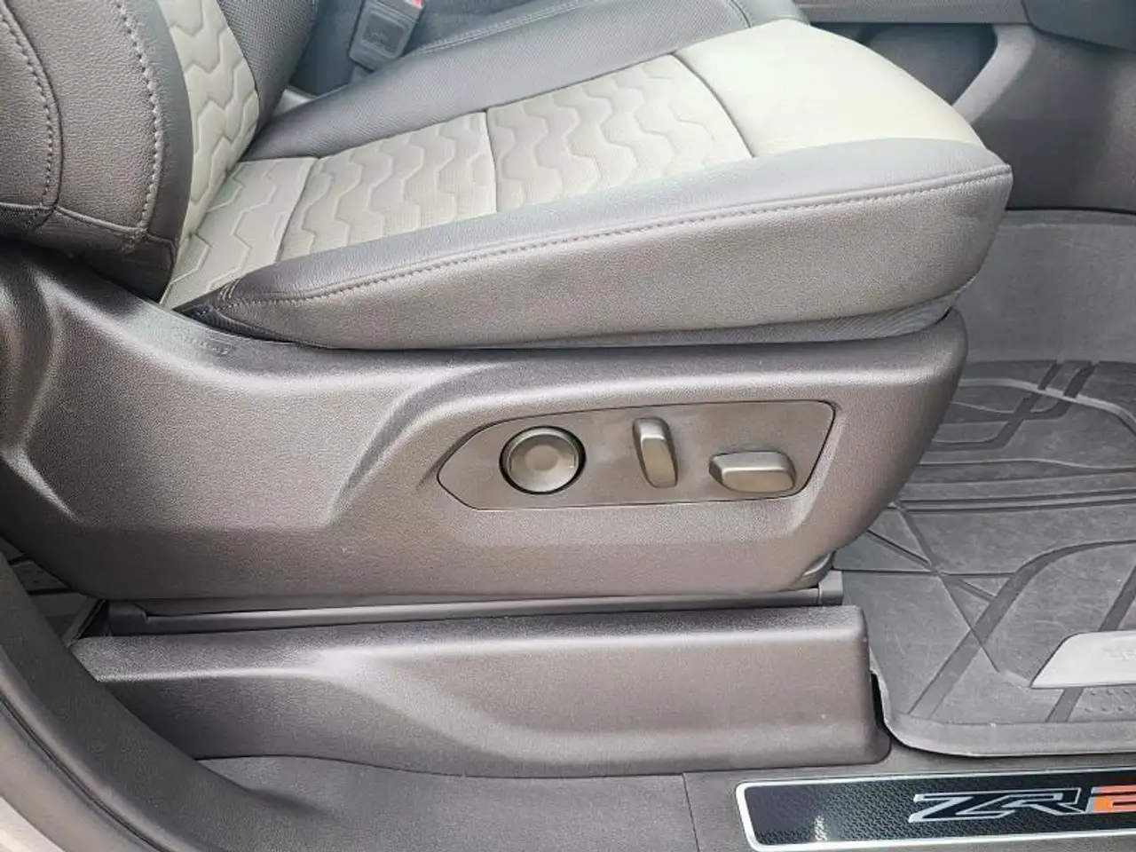Chevrolet Silverado 1500 - Image 24
