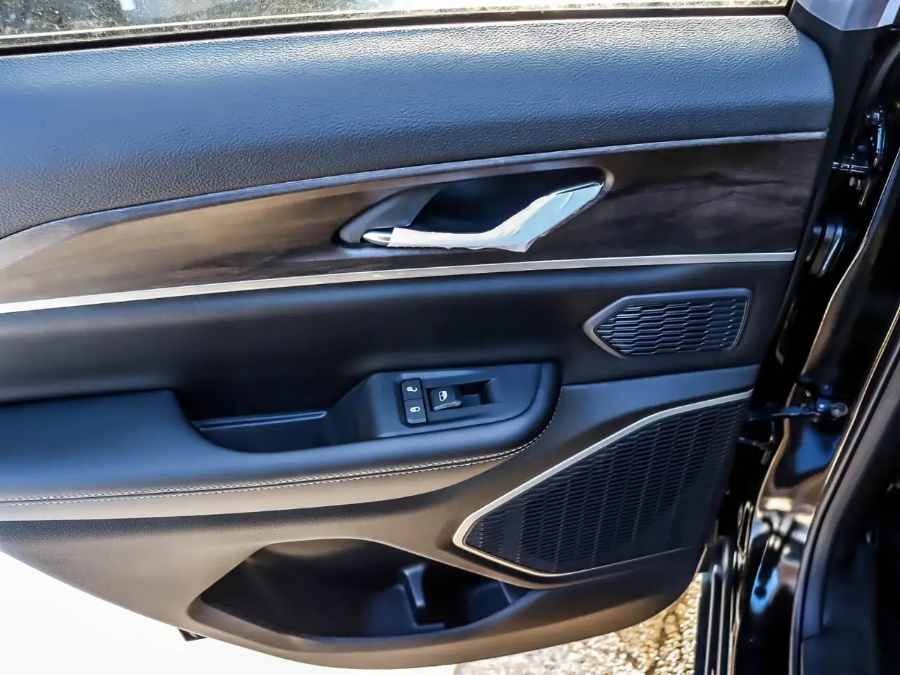 Jeep Grand Cherokee - Image 8