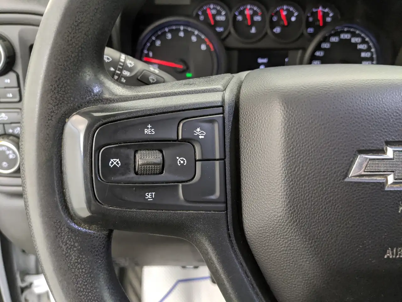Chevrolet Silverado 1500 - Image 18