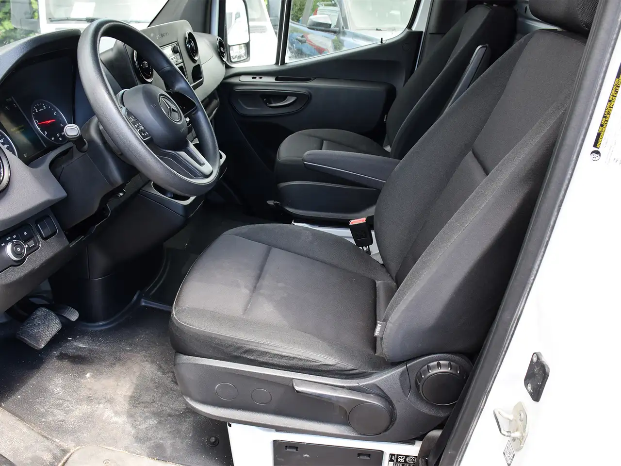 Mercedes-Benz Sprinter - Image 9
