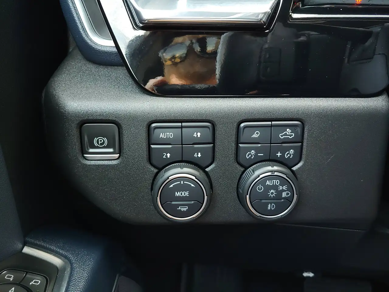 Chevrolet Silverado 1500 - Image 24