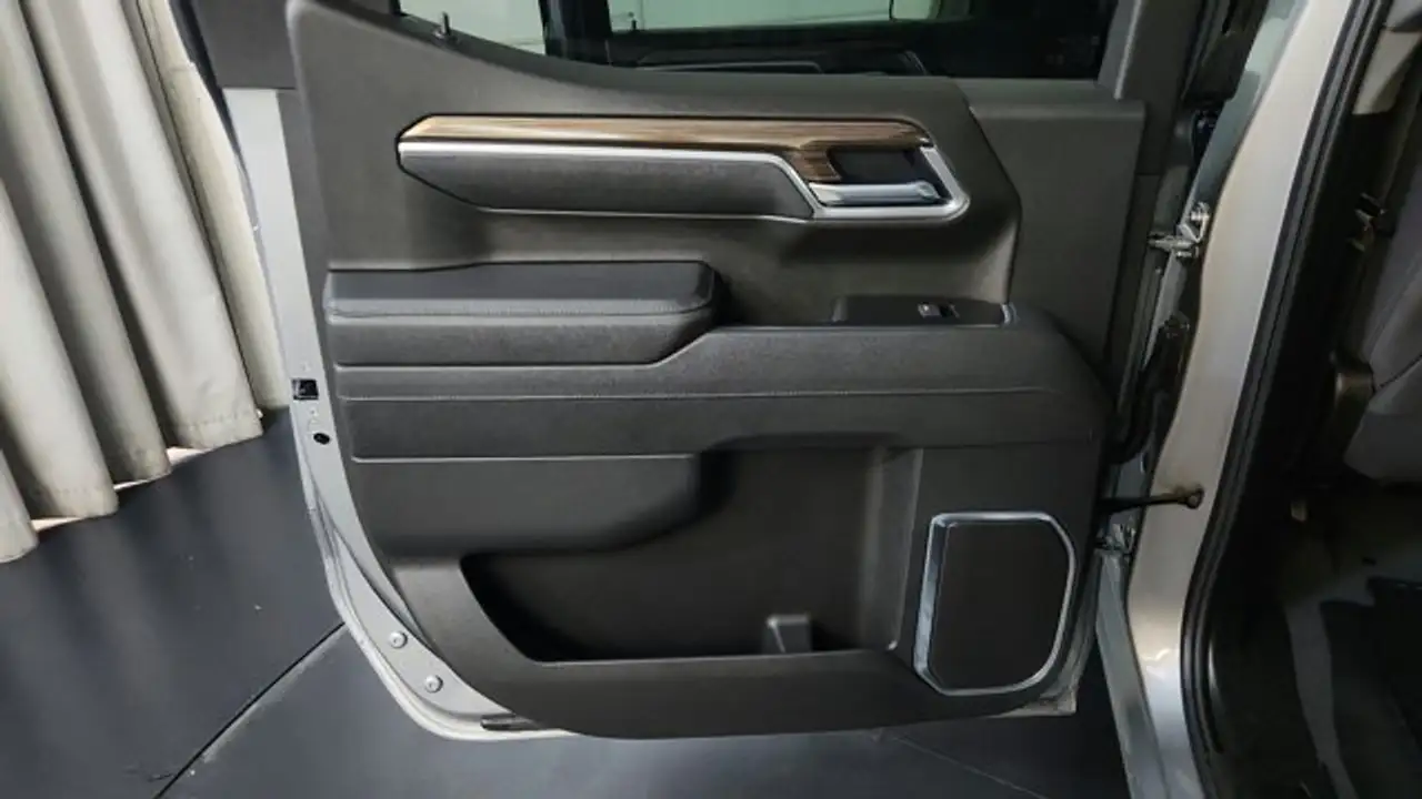 Chevrolet Silverado 1500 - Image 15
