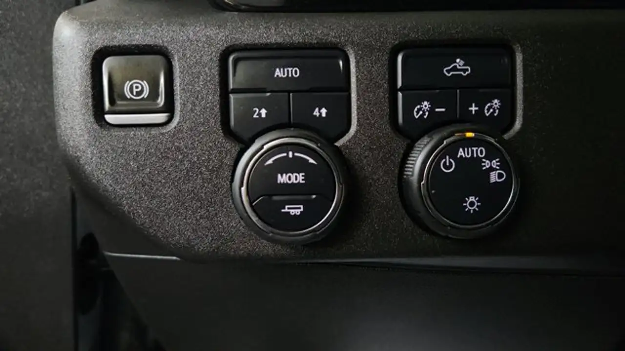 Chevrolet Silverado 1500 - Image 27