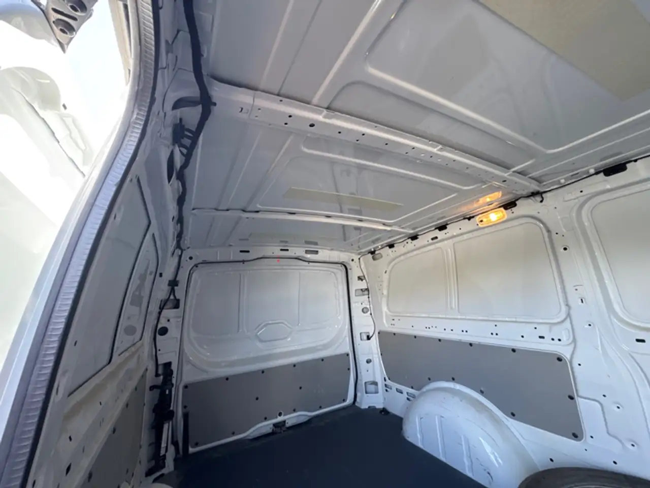 Mercedes-Benz Metris Cargo Van - Image 15