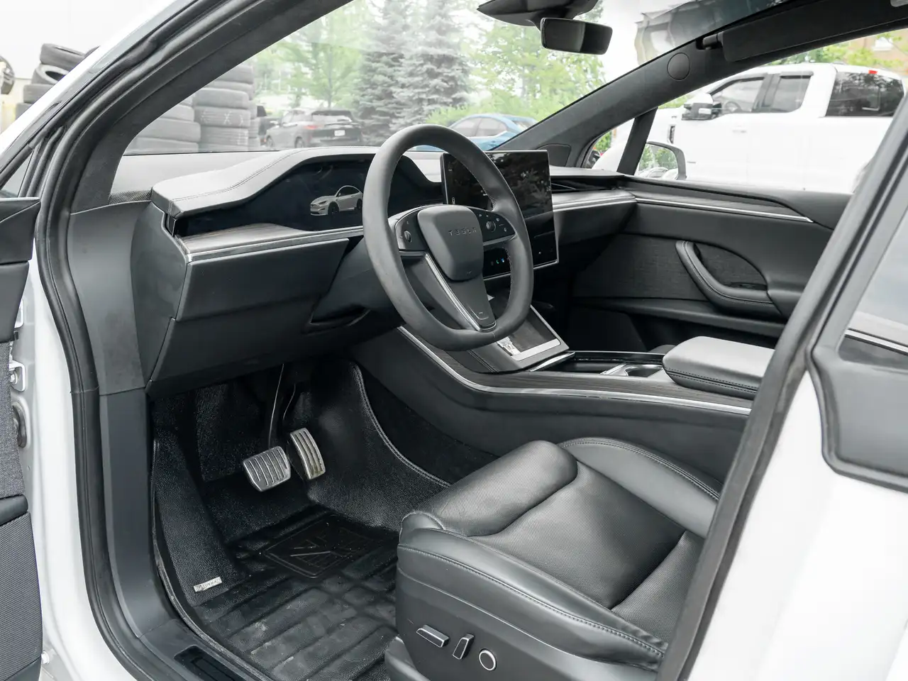 Tesla Model X - Image 14
