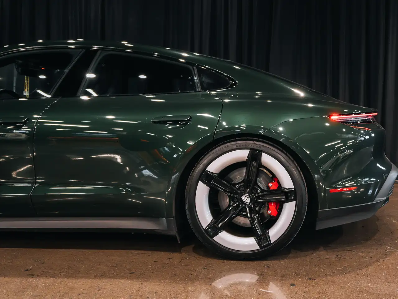 Porsche Taycan - Image 4