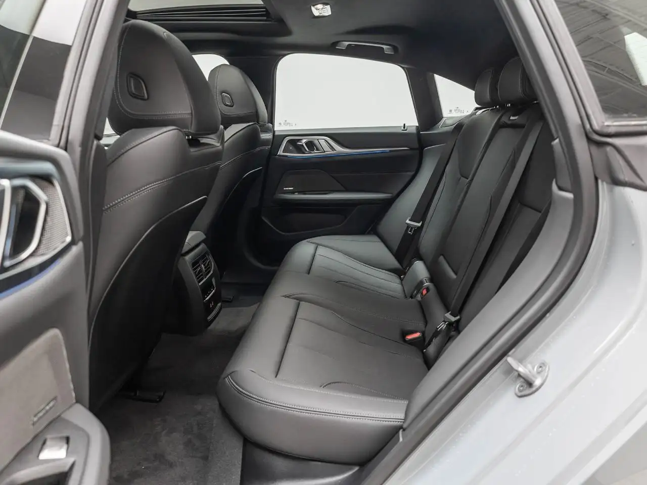 BMW i4 - Image 26
