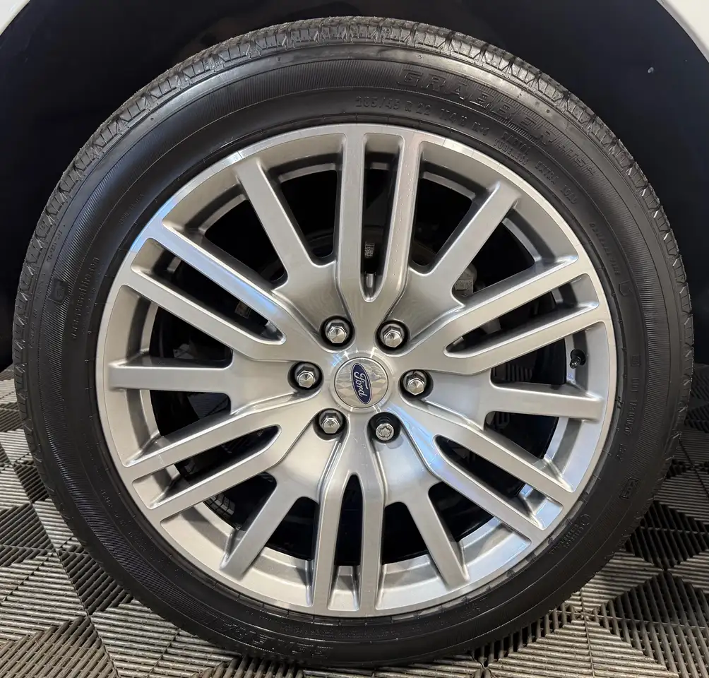 Ford Expedition - Image 9