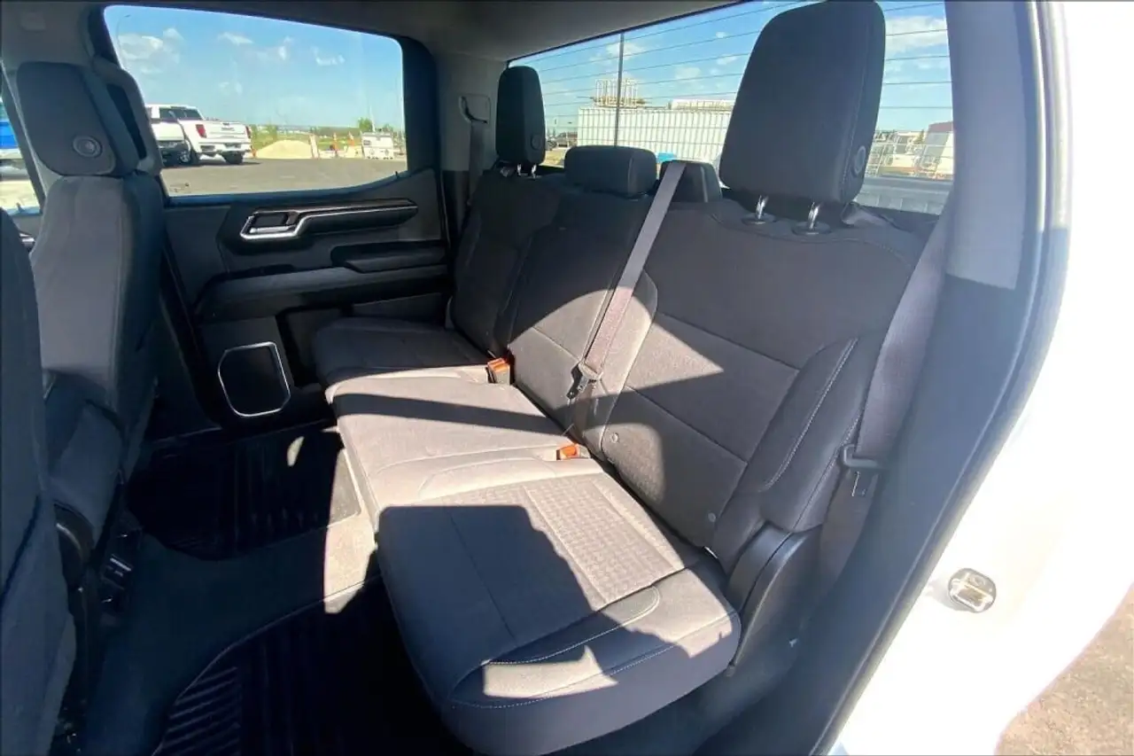 Chevrolet Silverado 1500 - Image 23