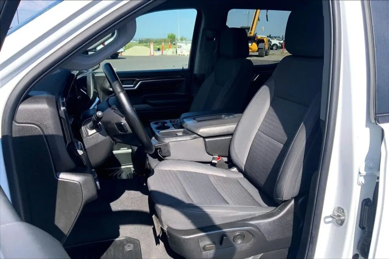 Chevrolet Silverado 1500 - Image 22