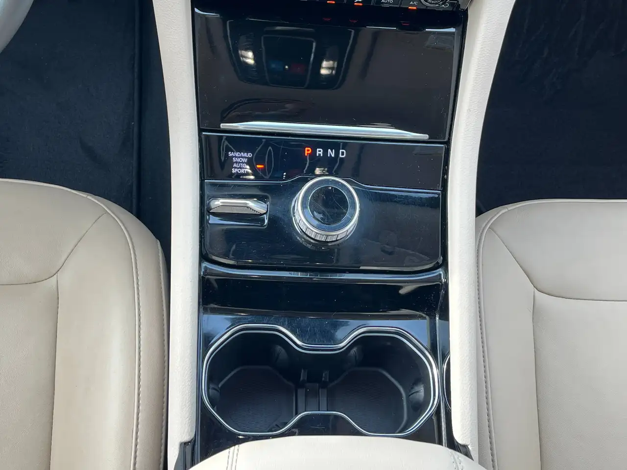 Jeep Grand Cherokee - Image 22