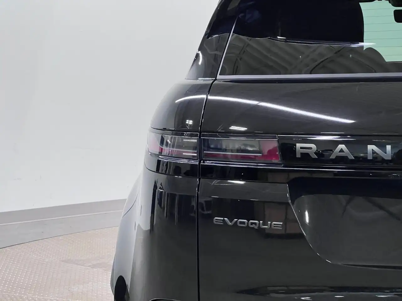 Land Rover Range Rover Evoque - Image 11