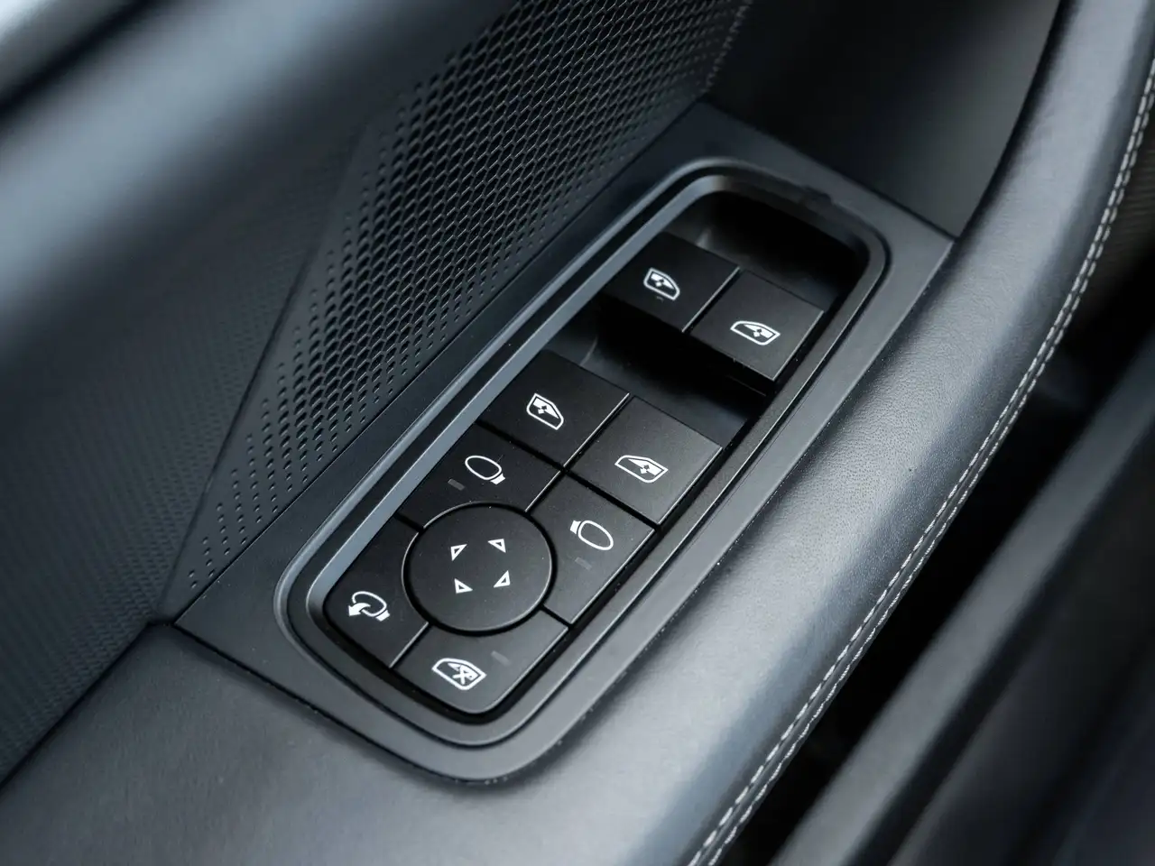 Porsche Taycan - Image 27