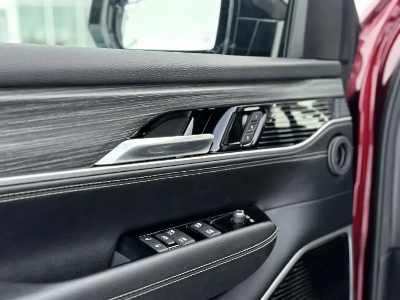 Jeep Wagoneer - Image 17