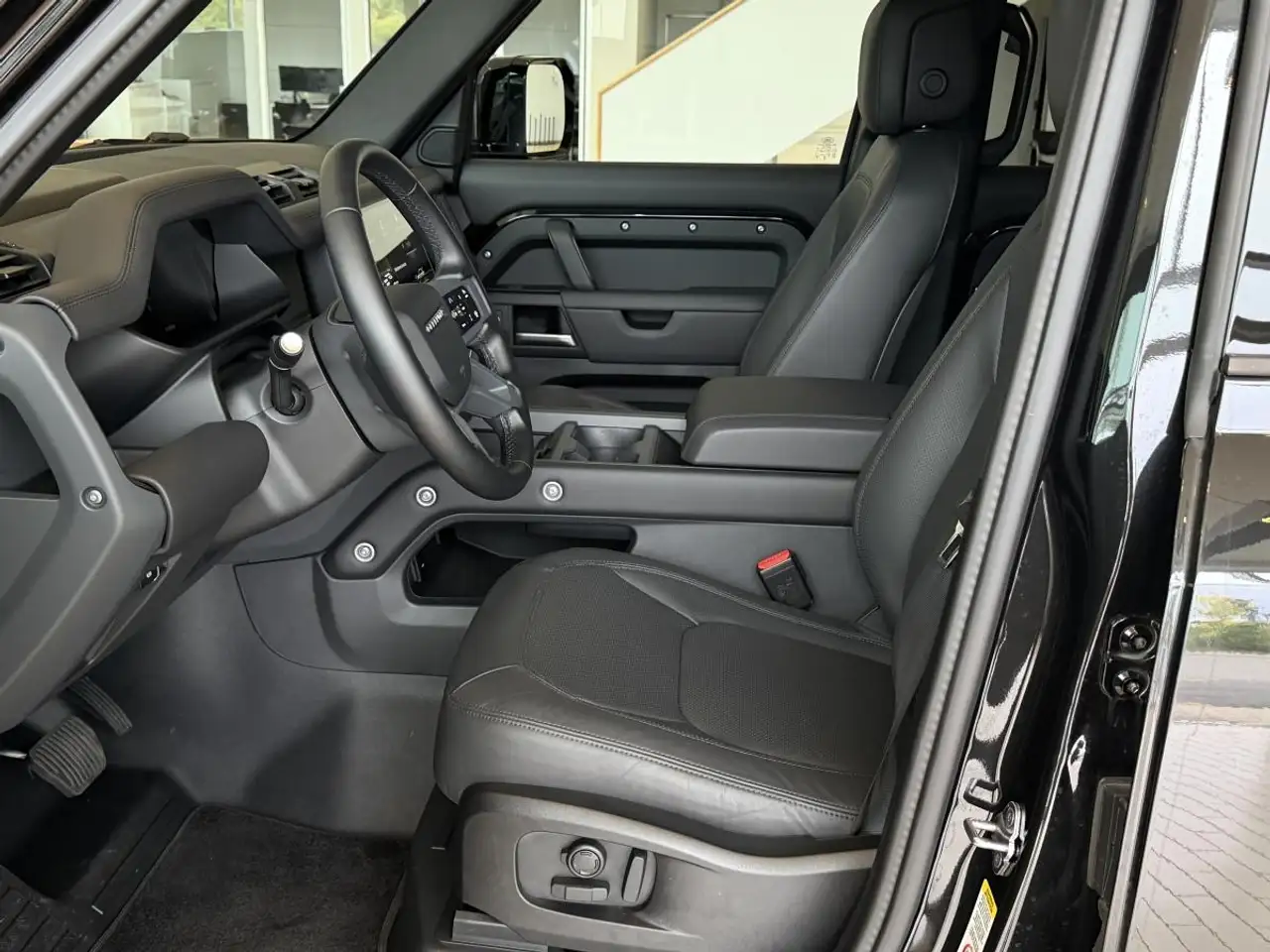 Land Rover Defender - Image 7