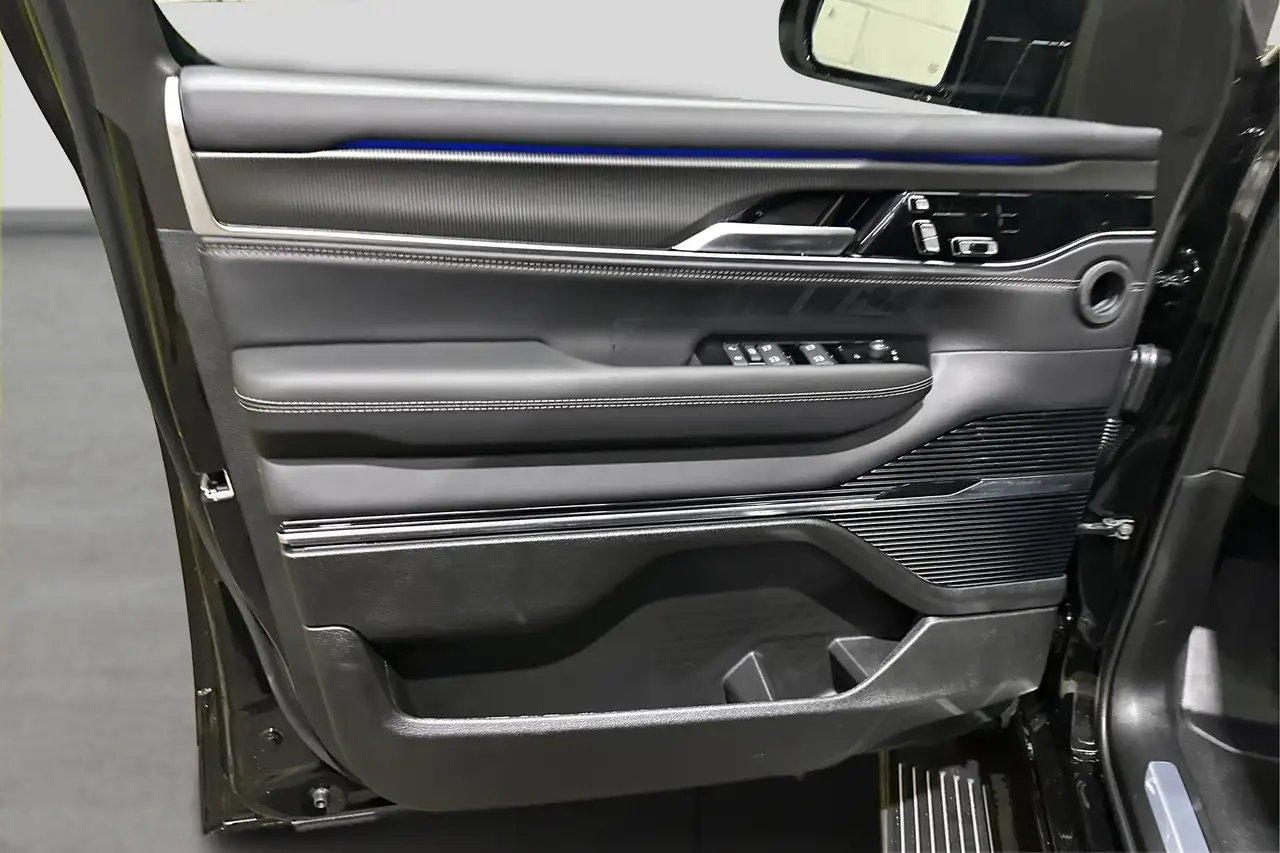 Jeep Grand Wagoneer - Image 20