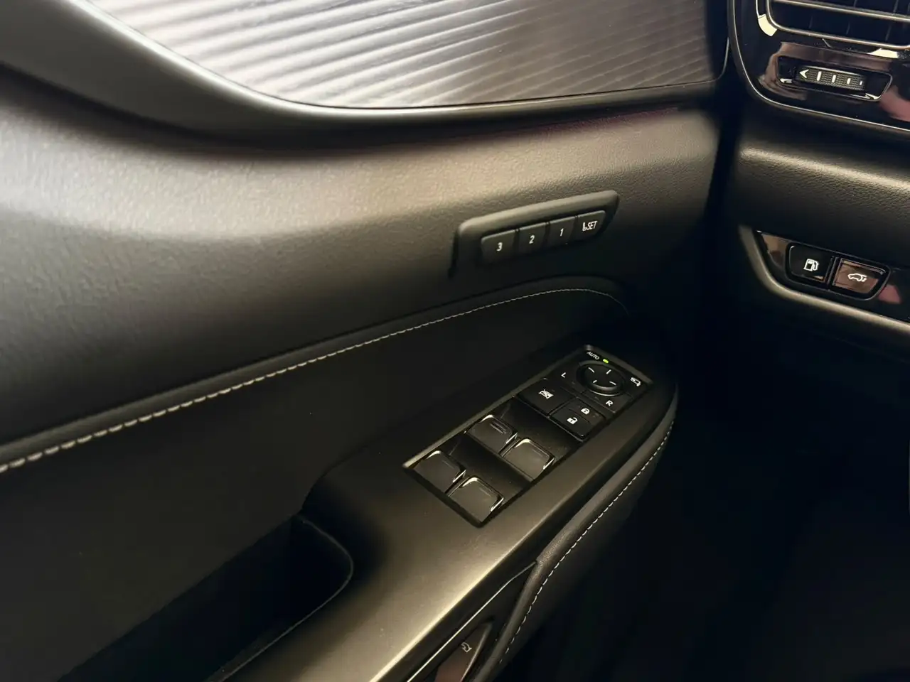 Lexus NX 350 - Image 11