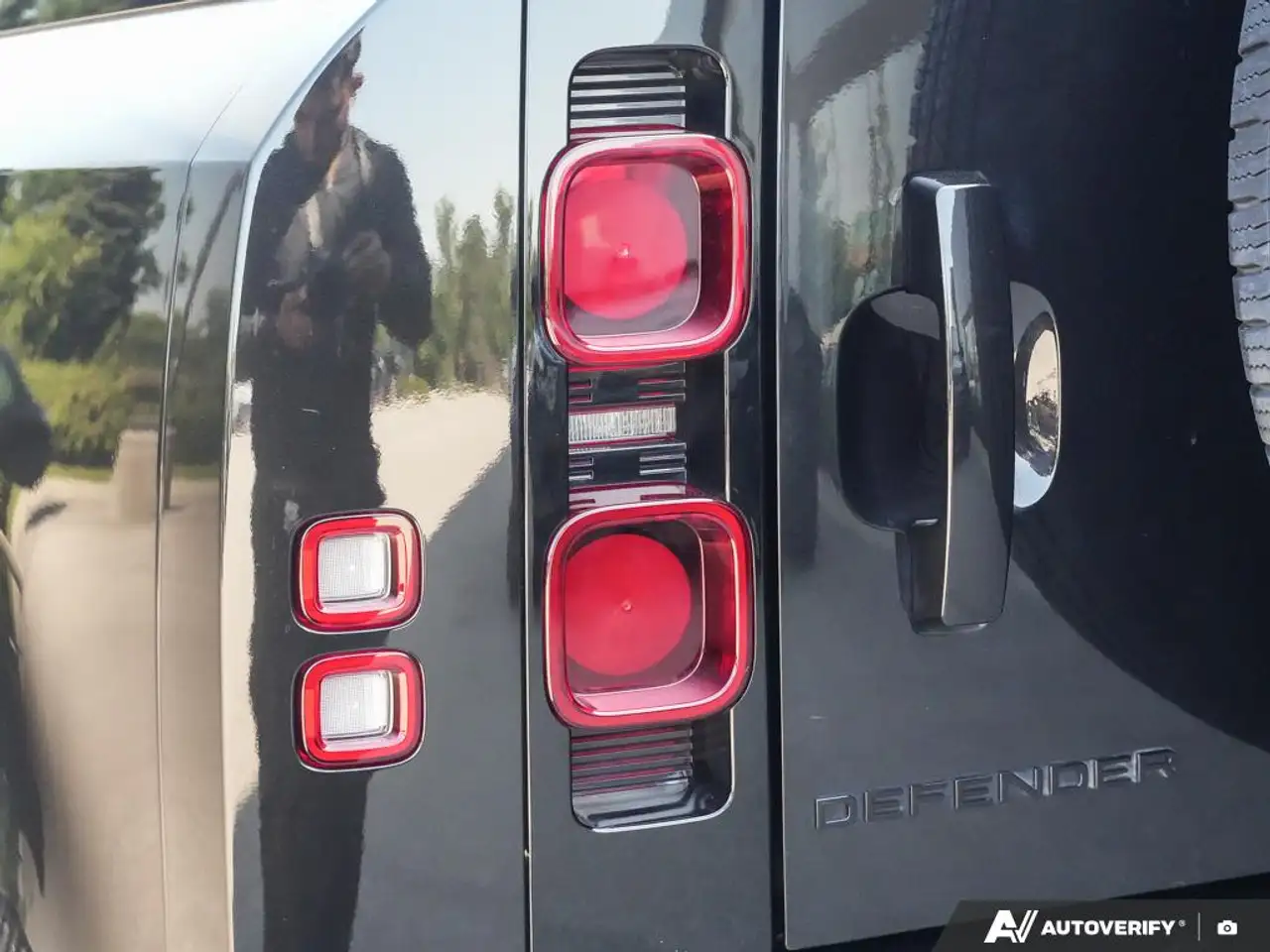 Land Rover Defender - Image 11