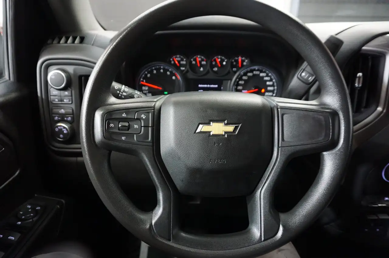 Chevrolet Silverado 1500 - Image 20