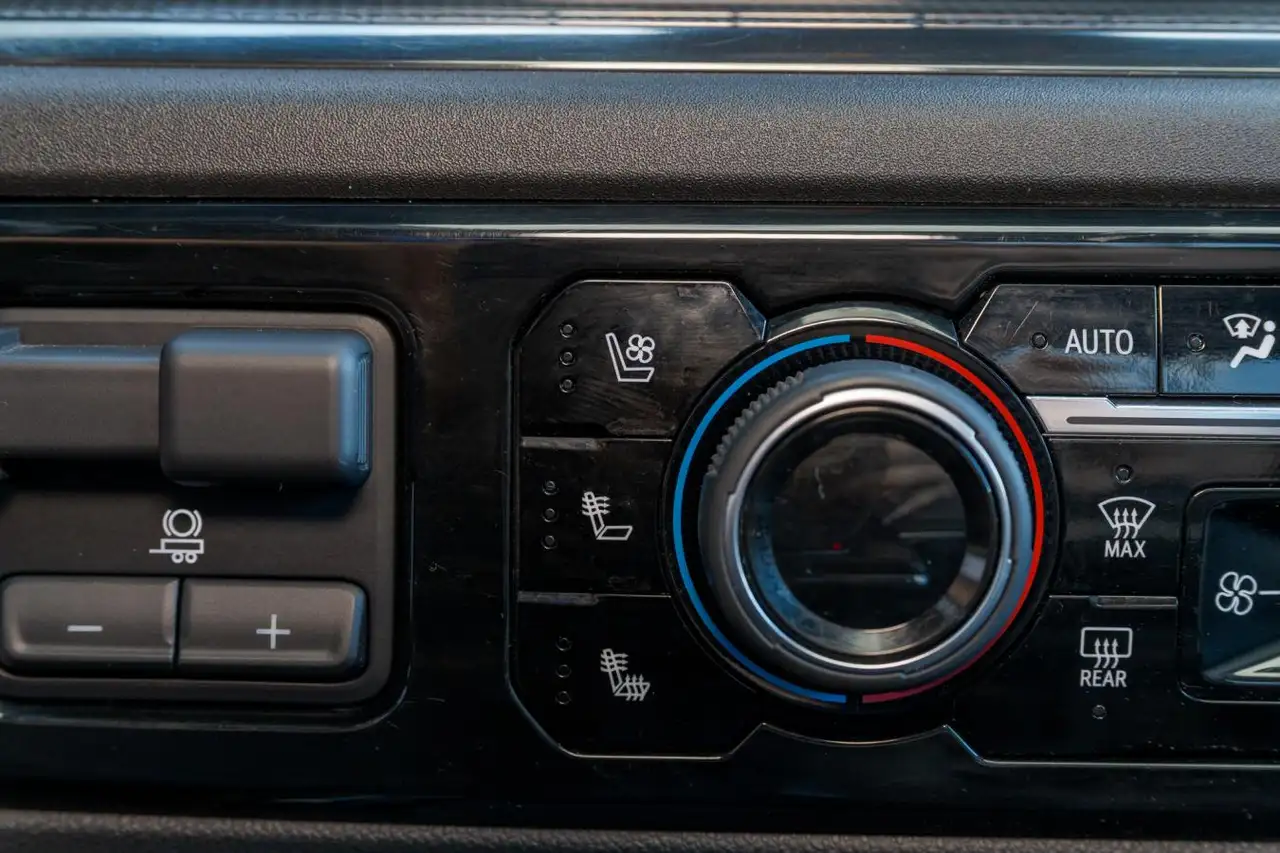 Chevrolet Silverado 1500 - Image 24