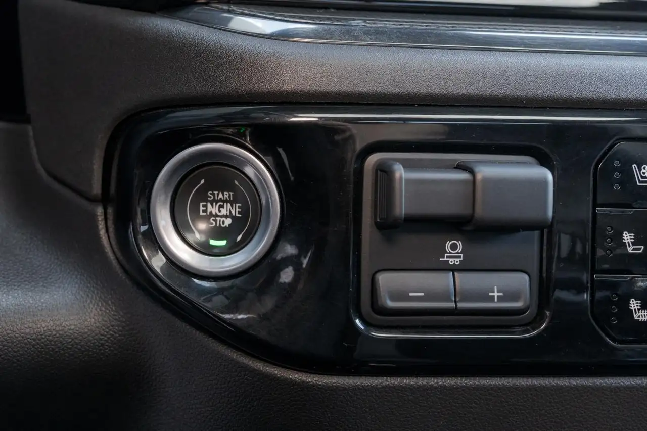 Chevrolet Silverado 1500 - Image 22