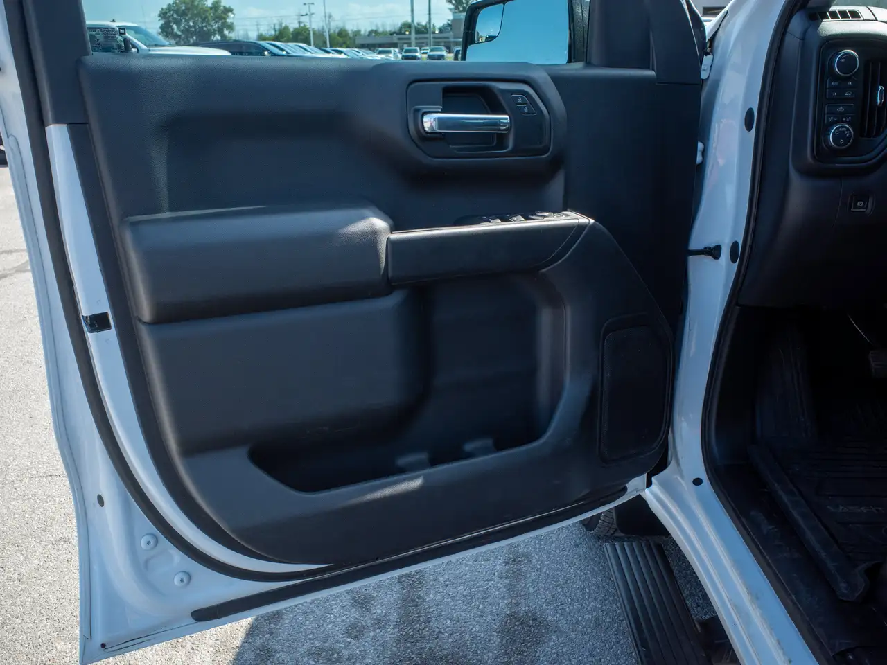 Chevrolet Silverado 1500 - Image 18