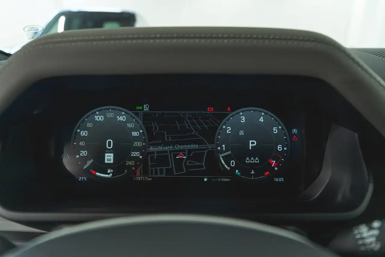 Land Rover Defender - Image 11