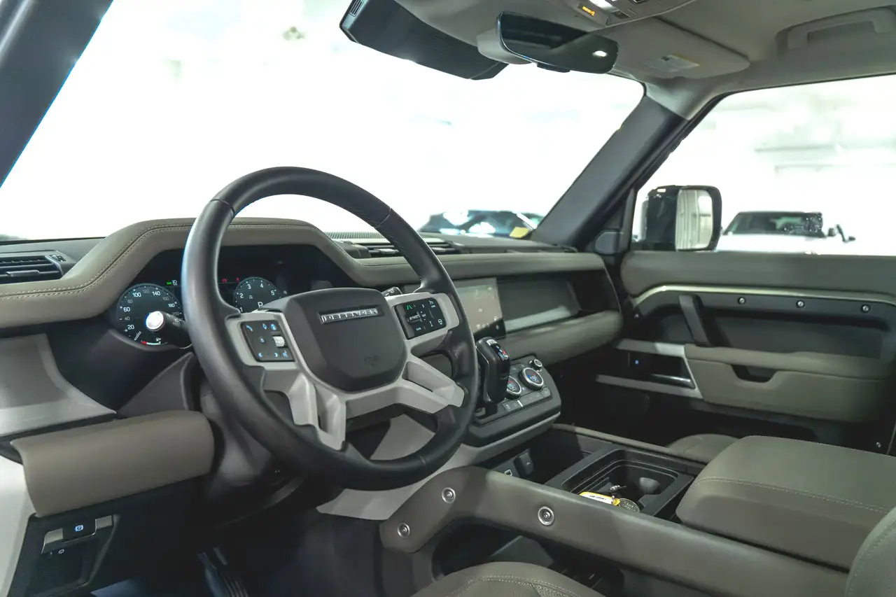 Land Rover Defender - Image 2