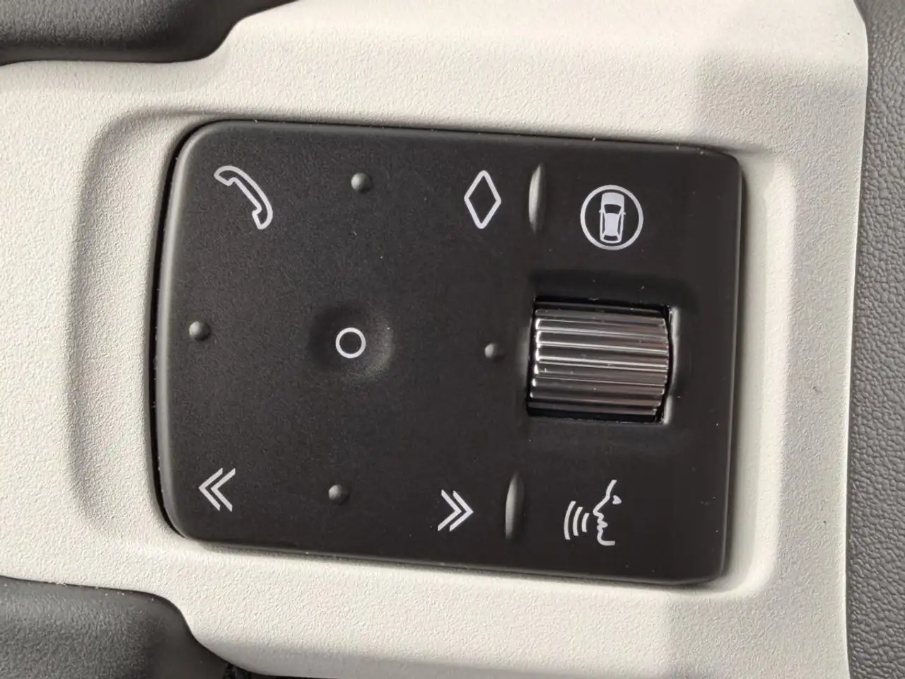 Land Rover Defender - Image 15