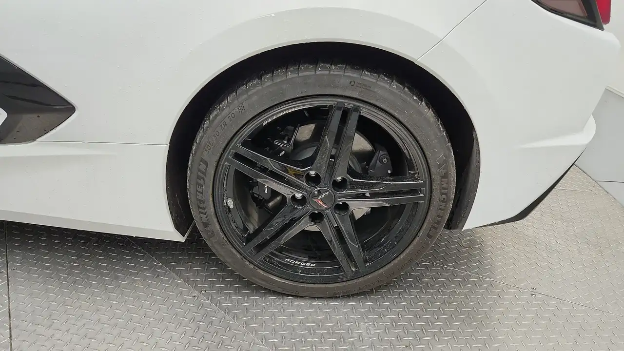 Chevrolet Corvette - Image 12